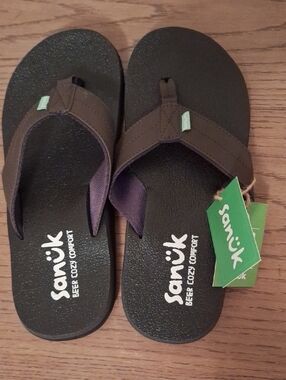 Sanuk Mens Brown Strap Black Footbed Flip Flops- Size 8. NWT